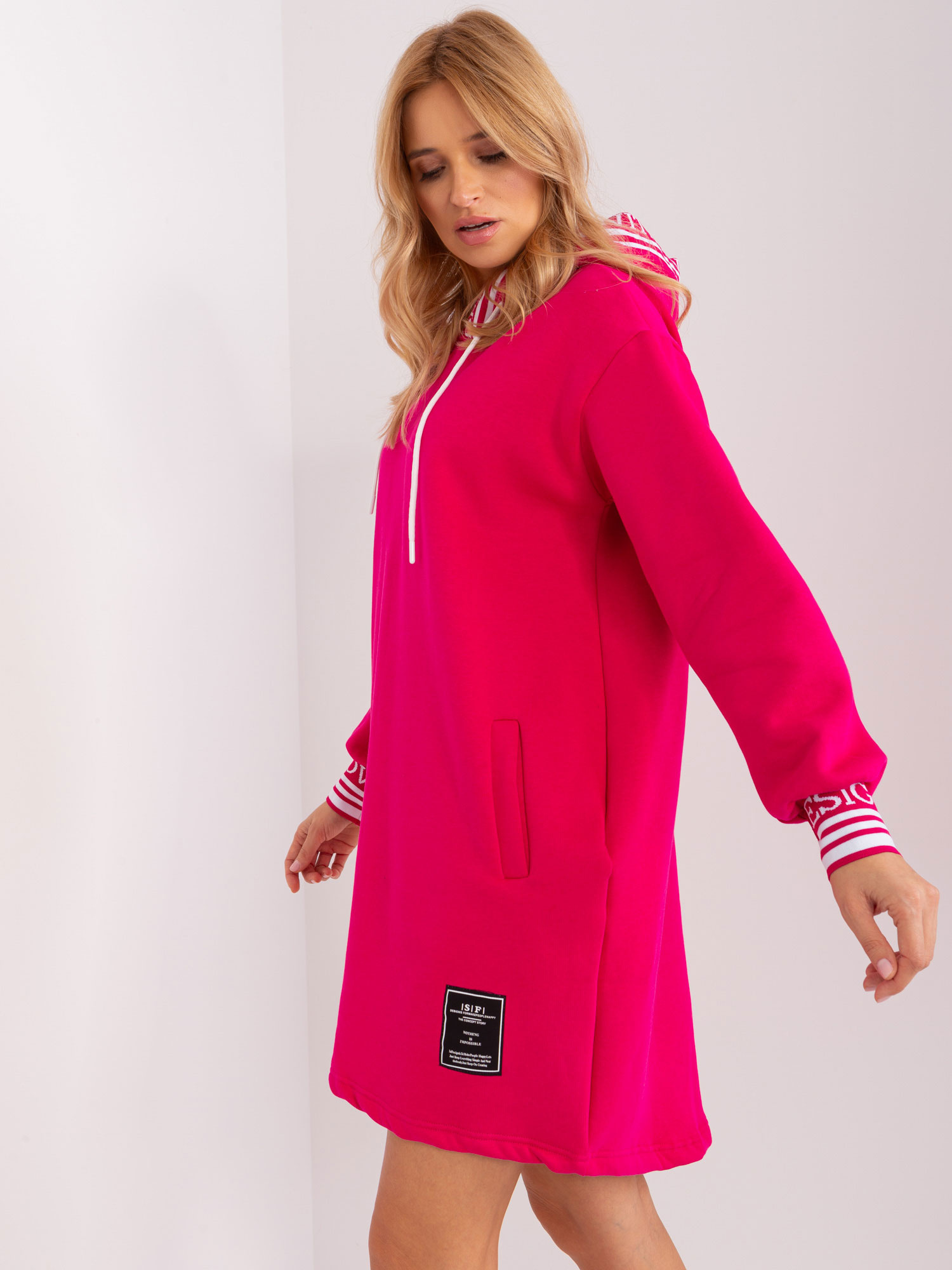 Fuksjowa sukienka dresowa o kroju oversize