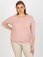 Didmeninė šviesiai rožinė bluzonė plus size su spauda ir 3/4 rankovėmis.