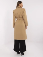 Kamelfarbener Übergangsmantel für Damen mit Streifen.