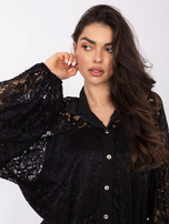 Schwarze Spitzenbluse mit Puffärmeln.