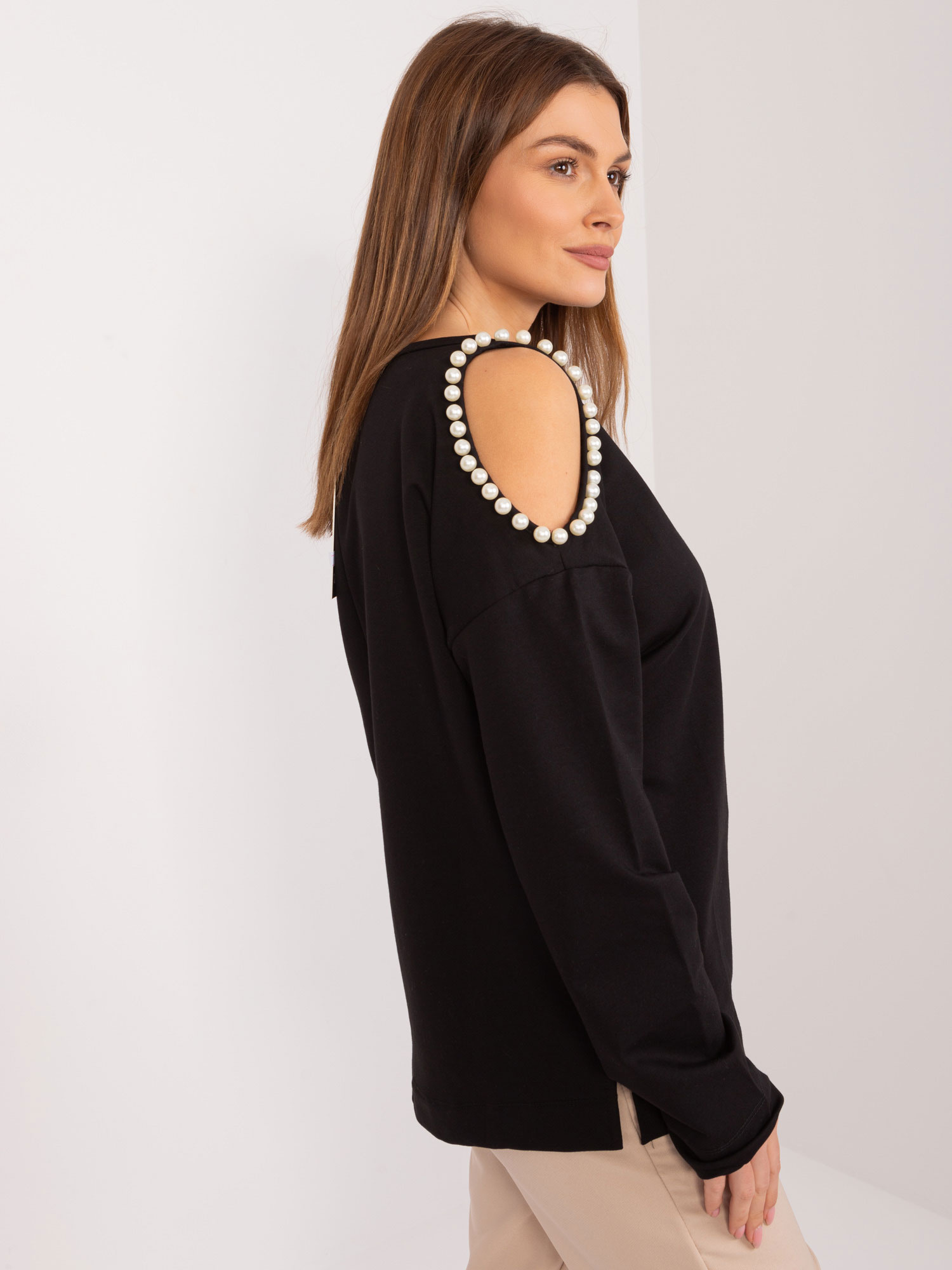 Hurt Czarna damska bluzka z długim rękawem i aplikacją