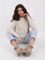 Helle beige Damen Oversize-Pullover aus flauschigem Strick.