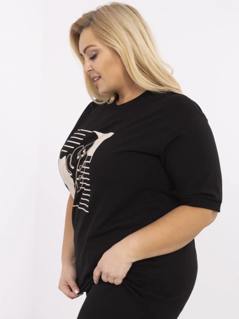 Czarna dłuższa bluzka plus size z nadrukiem