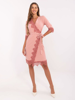 Hurt Brudnoróżowa sukienka koktajlowa na zakładkę z rękawem 3/4