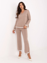 Dunkelbeige Strickanzug mit Hose.