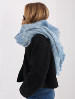 Jasnoniebiesko-ecru damski szal z frędzlami