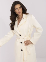 Kremowy długi płaszcz damski z wiązanym paskiem