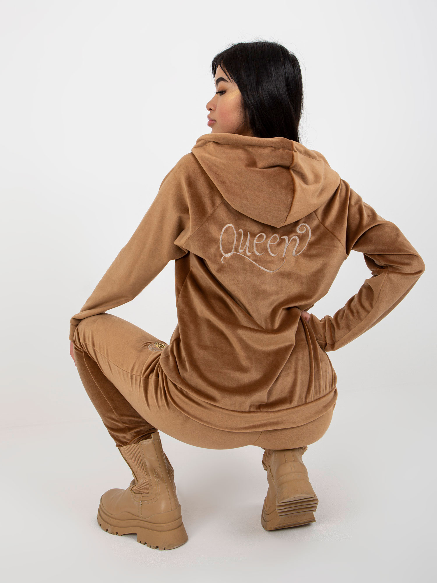 Camelowy dwuczęściowy komplet welurowy ze spodniami