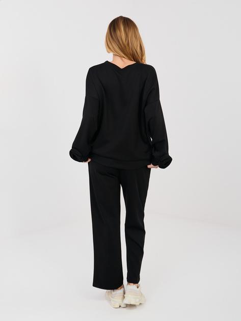 Czarny dresowy komplet z ozdobnymi różami