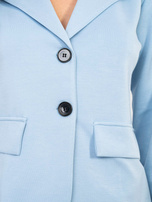 Pastellblaue Jacke mit Taschenimitation.