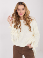 Ecru sweter oversize z okrągłym dekoltem 