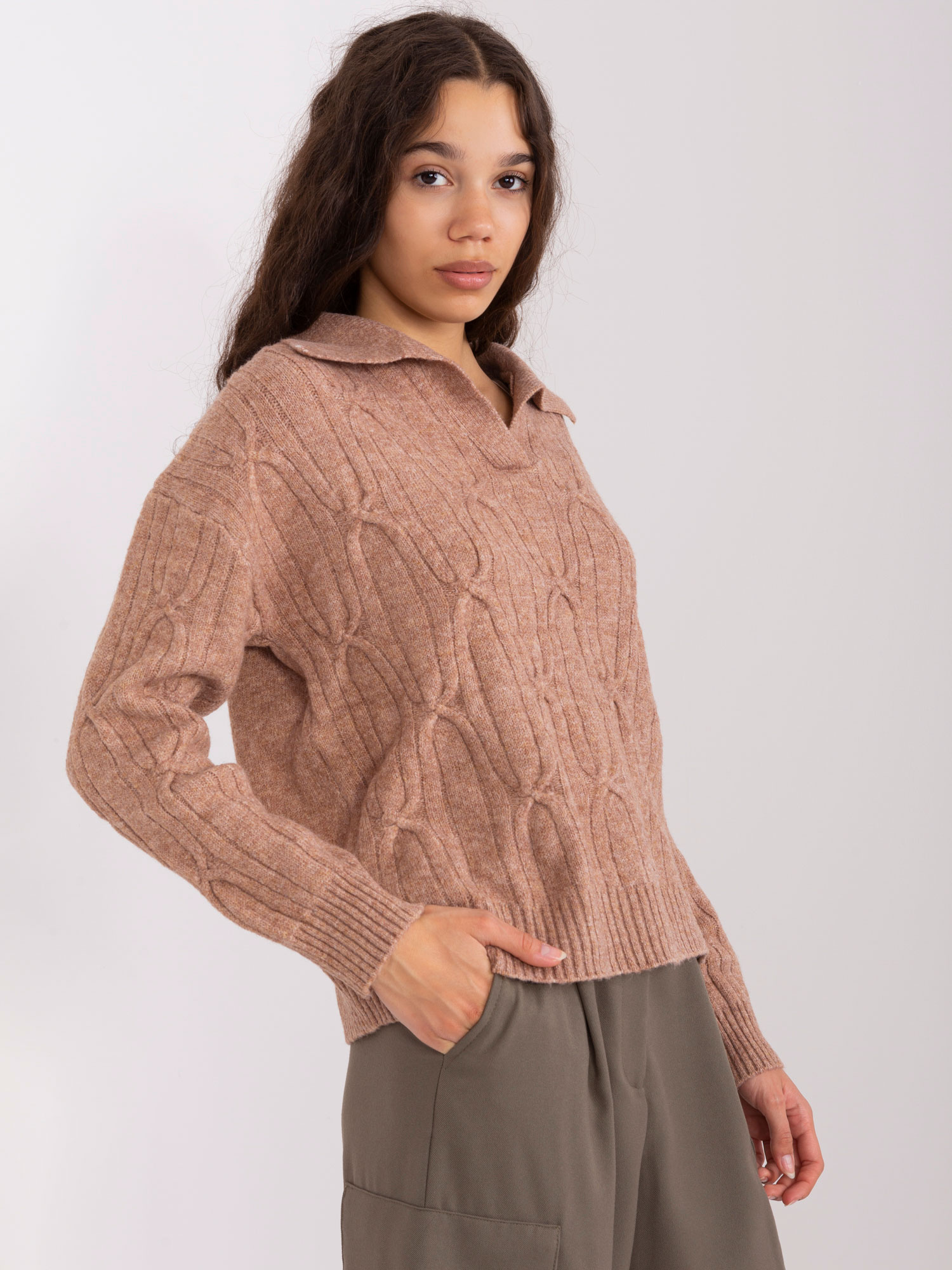 Brązowy sweter z warkoczami o luźnym kroju