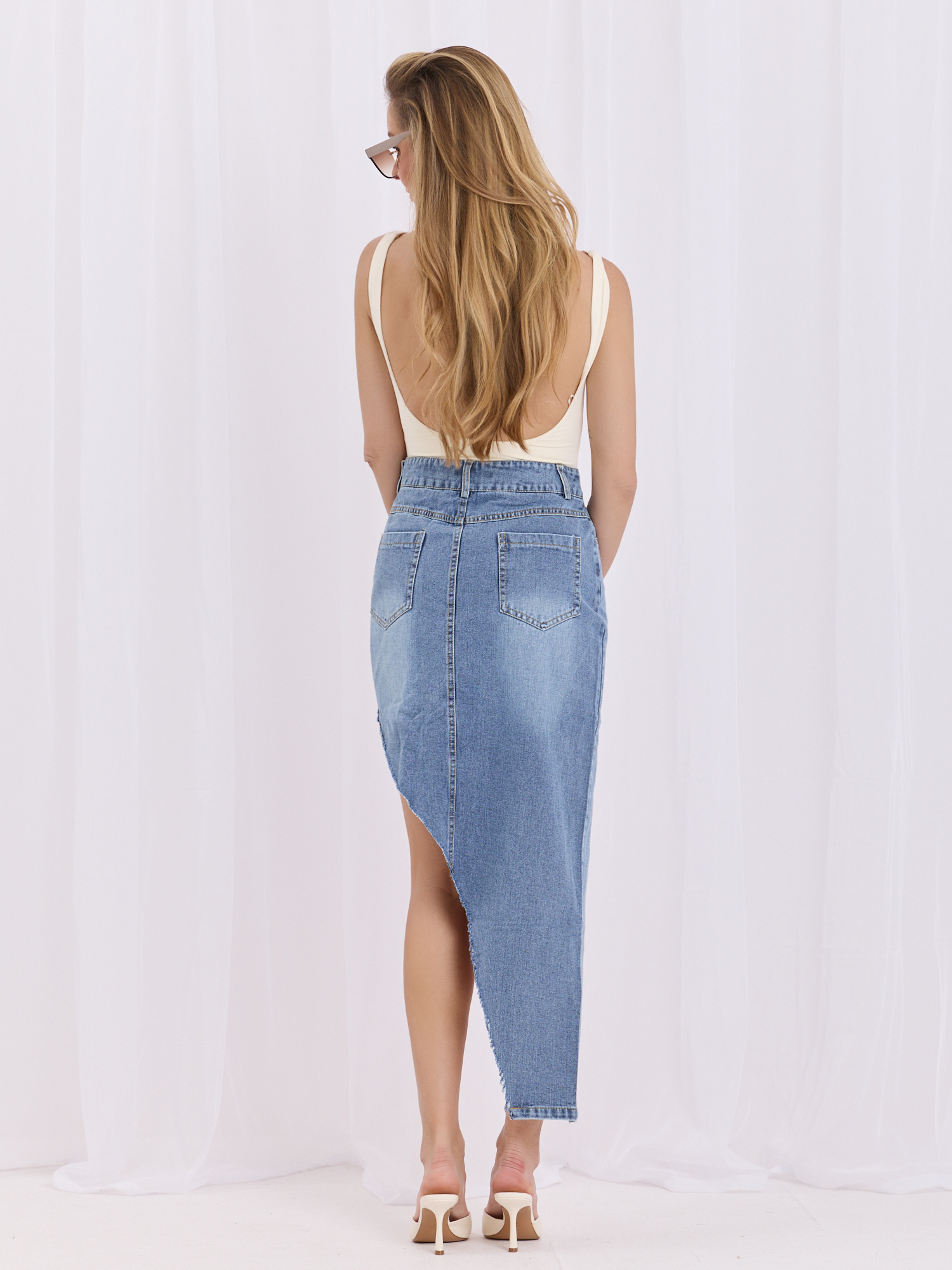 Modra midi jeans krilca z visokim pasom.