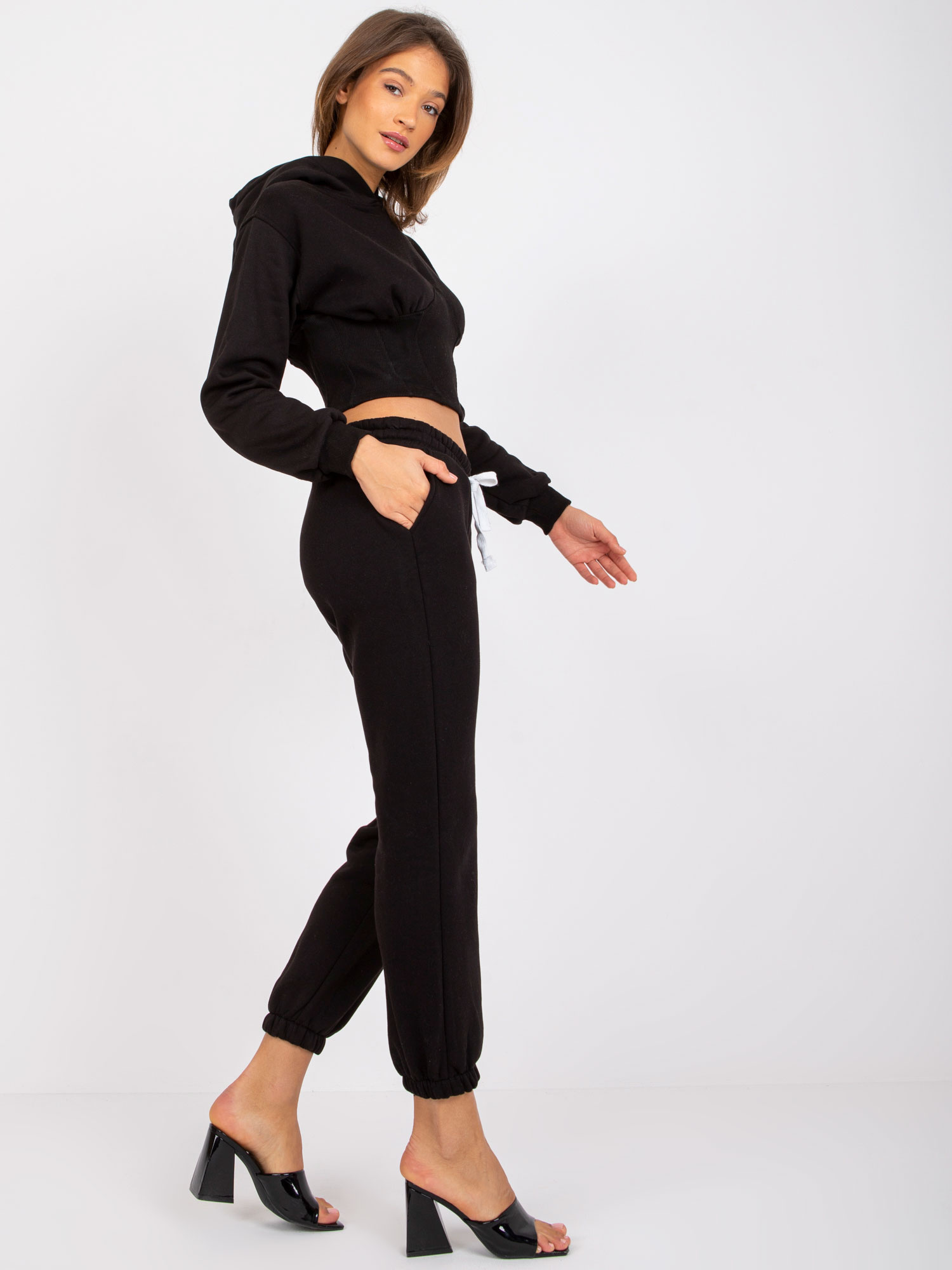 Schwarzes Trainingsanzugset mit Brunete-Hosen.