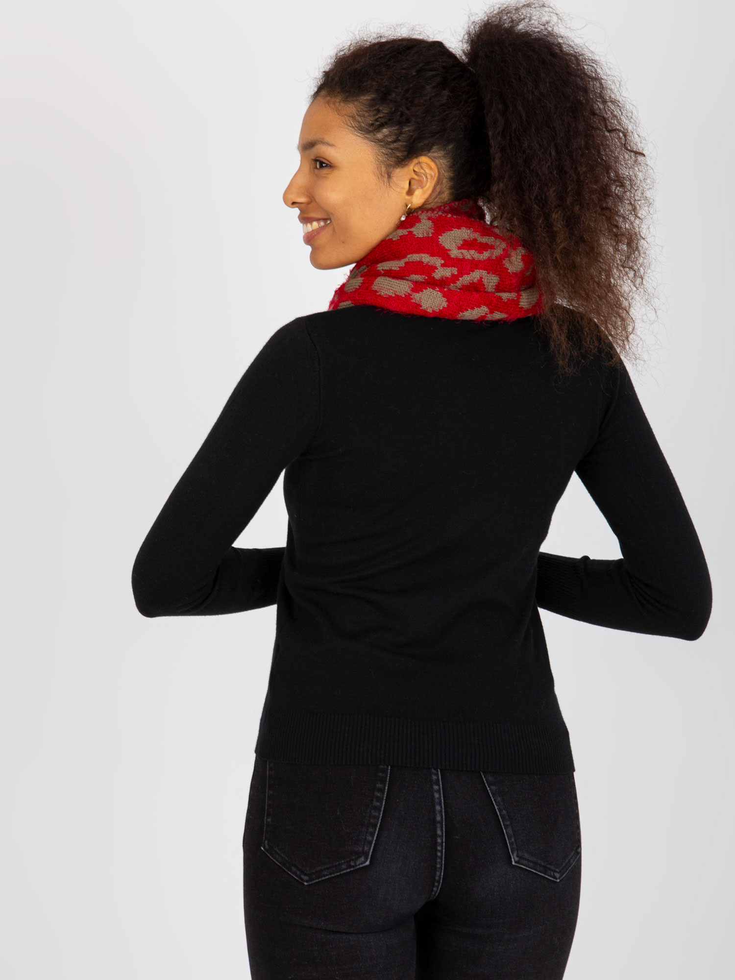 Czerwono-ciemnobeżowy damski komin we wzory