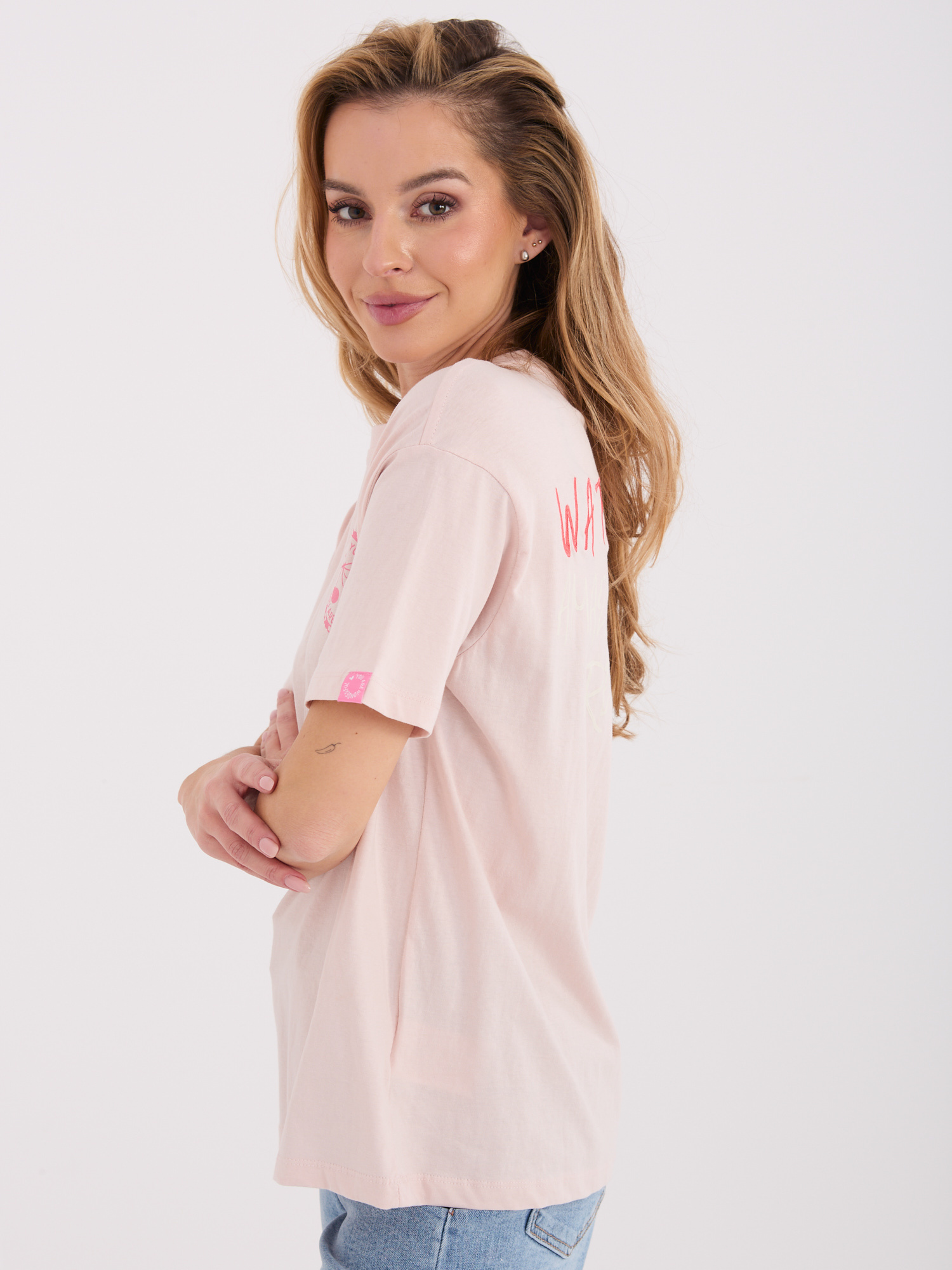 Jasnoróżowy damski t-shirt z haftem 