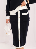 Dunkelblauer Strickanzug mit V-Ausschnittpullover.