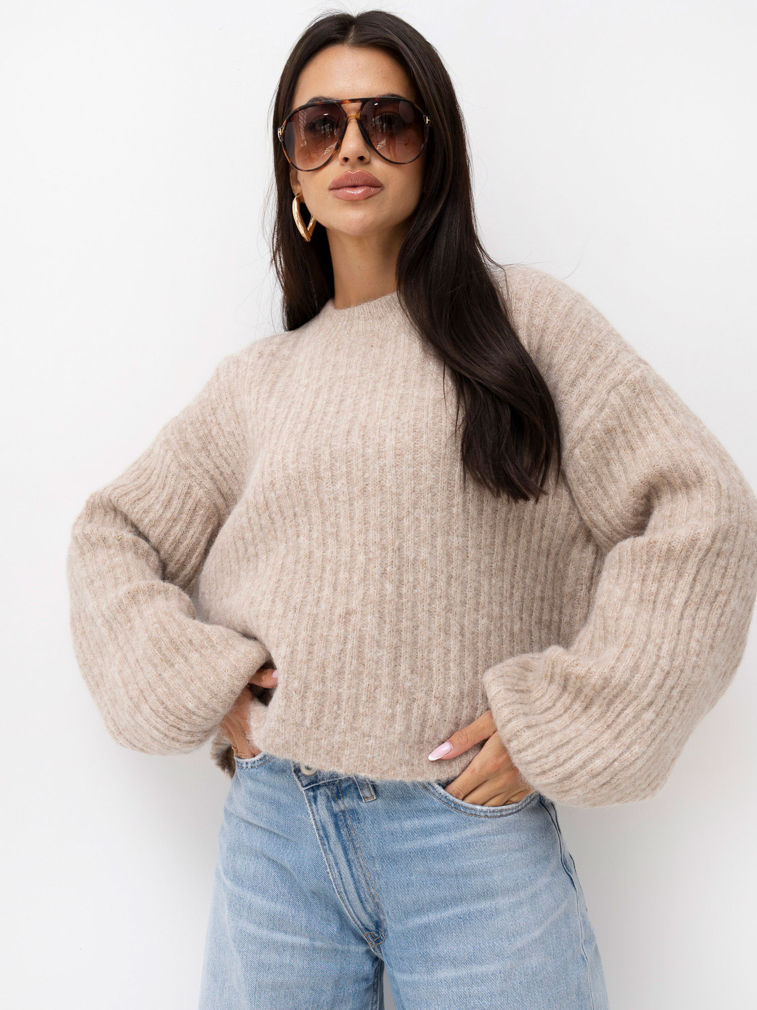 Beżowy sweter oversize z bufiastymi rękawami