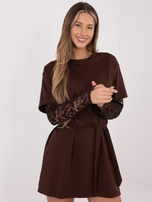 Brązowa krótka sukienka z wiązanym paskiem