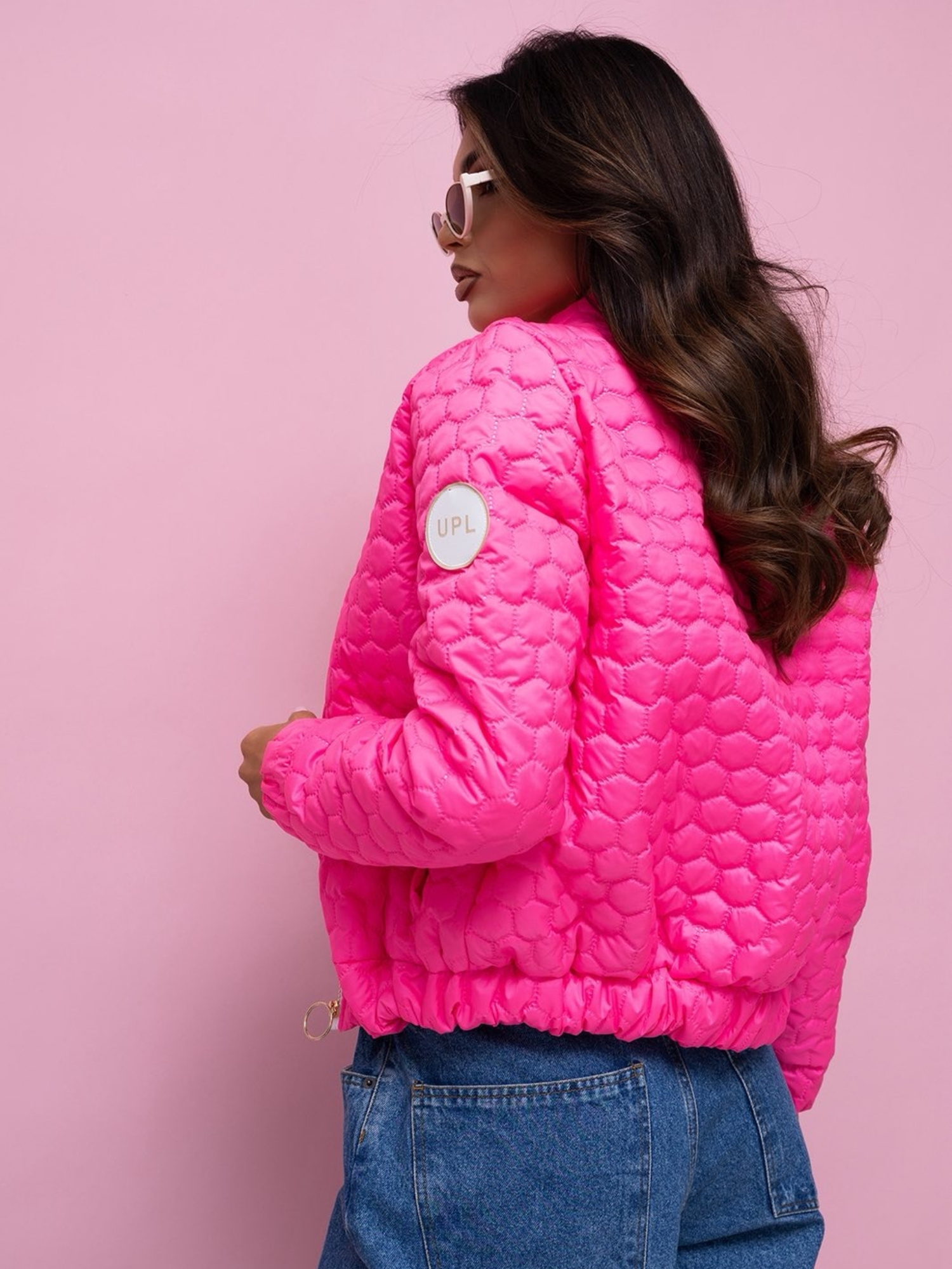 Fluo růžová prošívaná bunda s límcem.