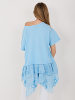 Jasnoniebieska długa bluzka z falbanami