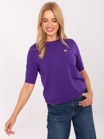 Fioletowy damski sweter z broszką w kształcie M