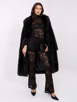 Schwarze, enganliegende Bluse aus Spitze.