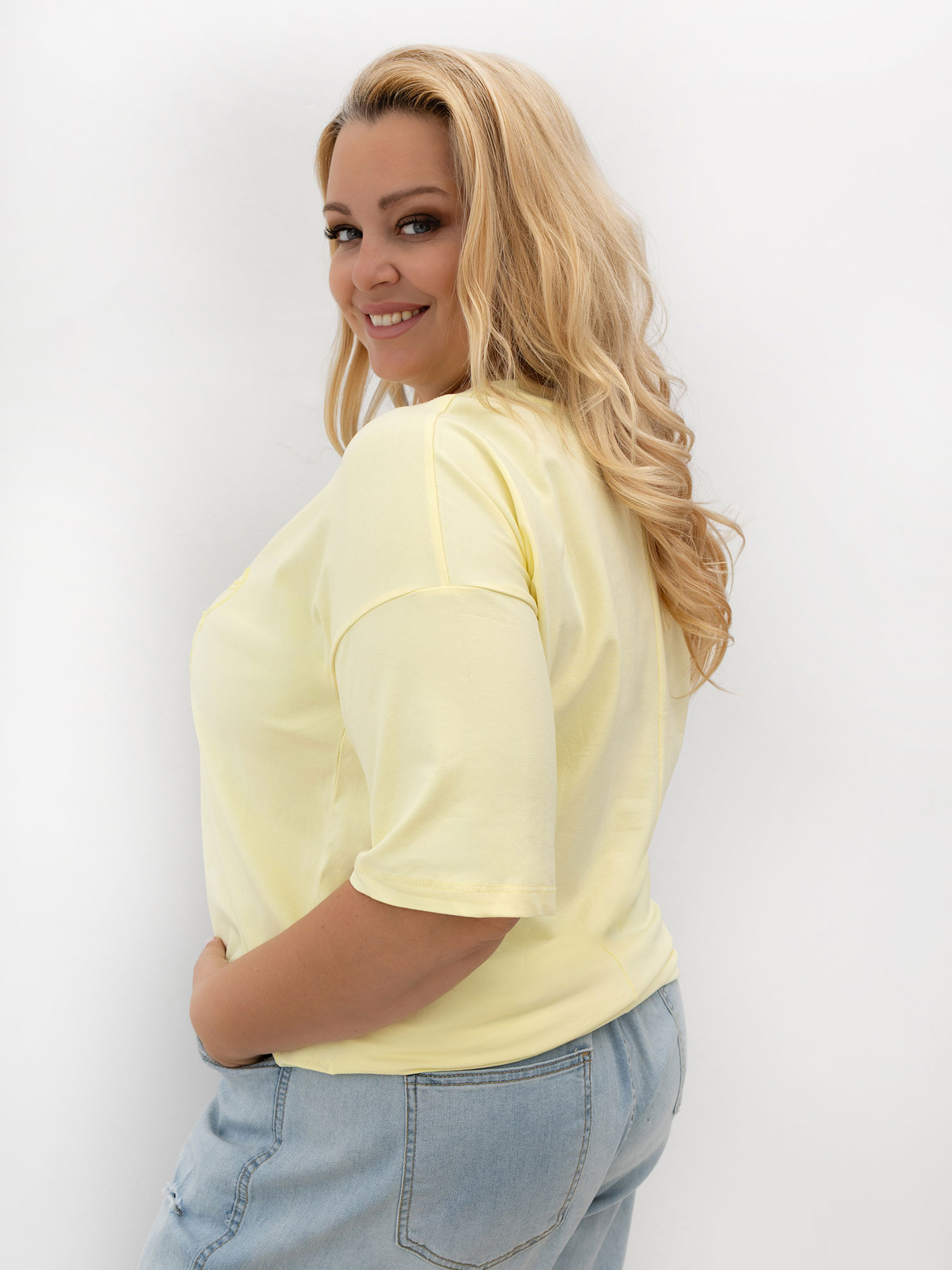 Jasně žluté tričko plus size s kulatým výstřihem.