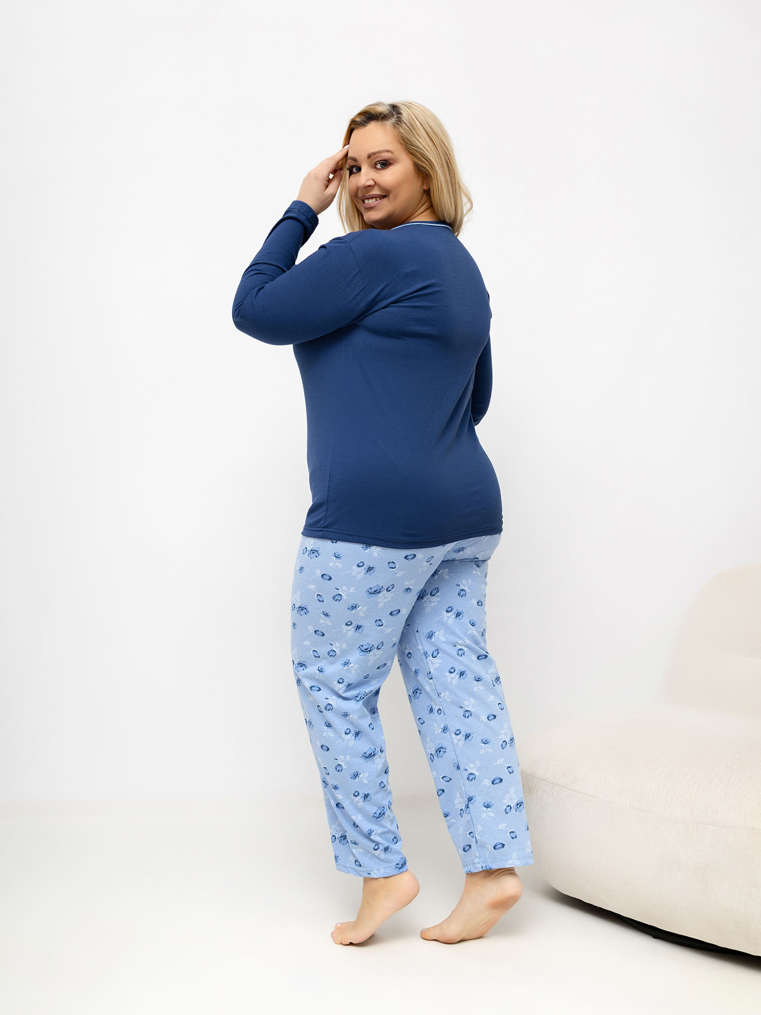 Tmavě modrá pyžama plus size s kalhotami s růžemi.