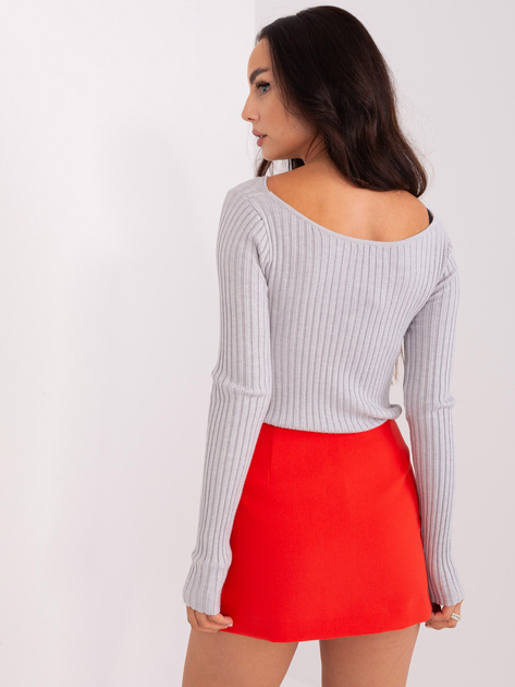 Hurtownia Jasnoszary prążkowany sweter z dzianiny