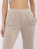 Beżowe dresowe spodnie z rozszerzanymi nogawkami