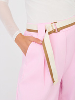 Jasnoróżowe jeansy z materiałowym paskiem RUE PARIS 