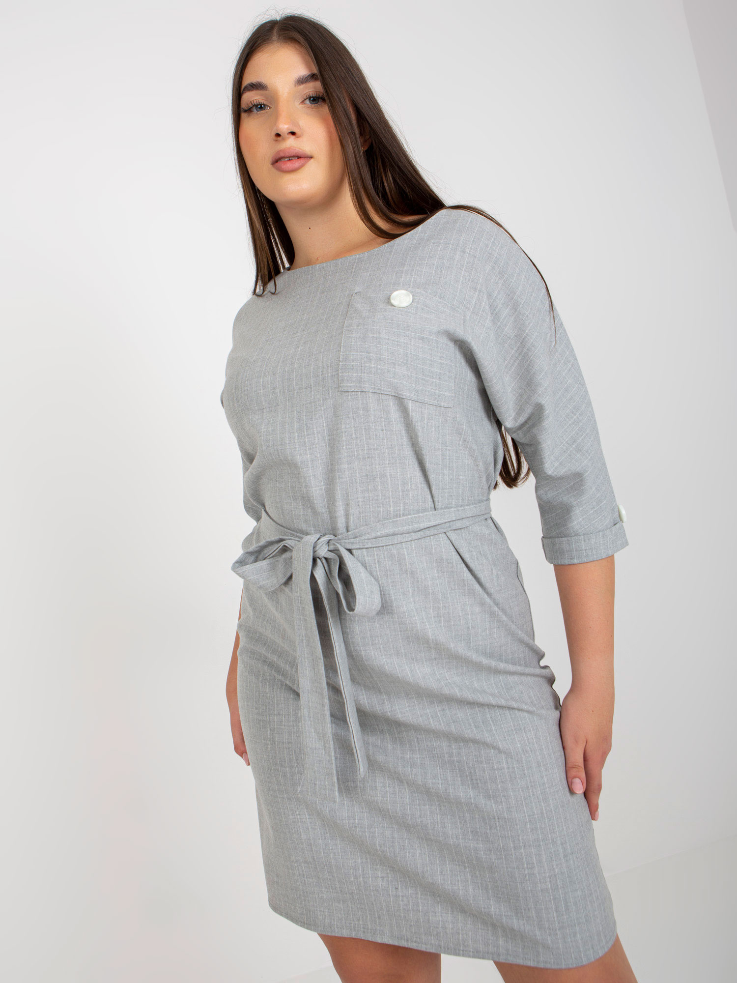 Szara ołówkowa sukienka plus size w paski z rękawem 3/4