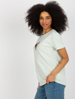 Hurtownia Jasnomiętowy t-shirt z aplikacją i wycięciem