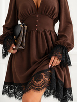 Braunes Kleid mit Spitzenverzierung.
