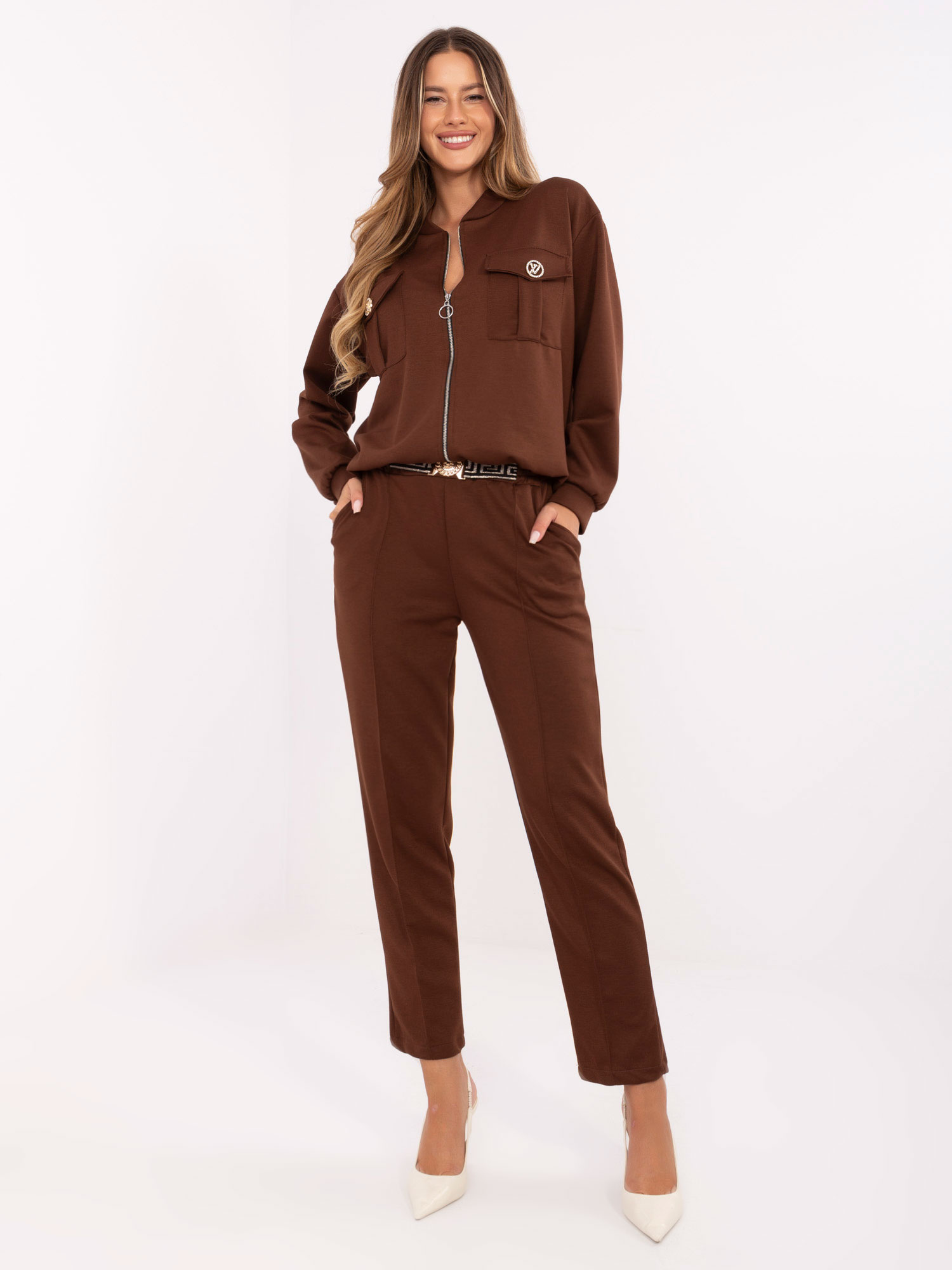 Brauner lässiger Set mit einer offenen Jacke.