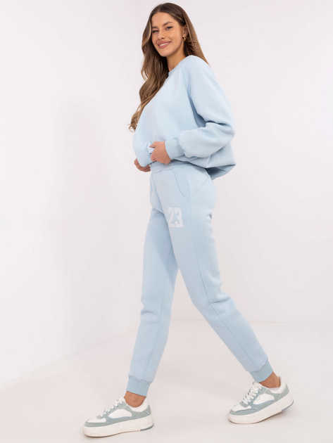 Hurtownia Jasnoniebieski dresowy komplet z naszywkami