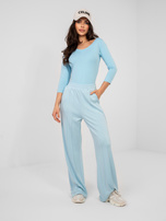 Pastelowa niebeska bluzka basic z dekoltem V RUE PARIS 