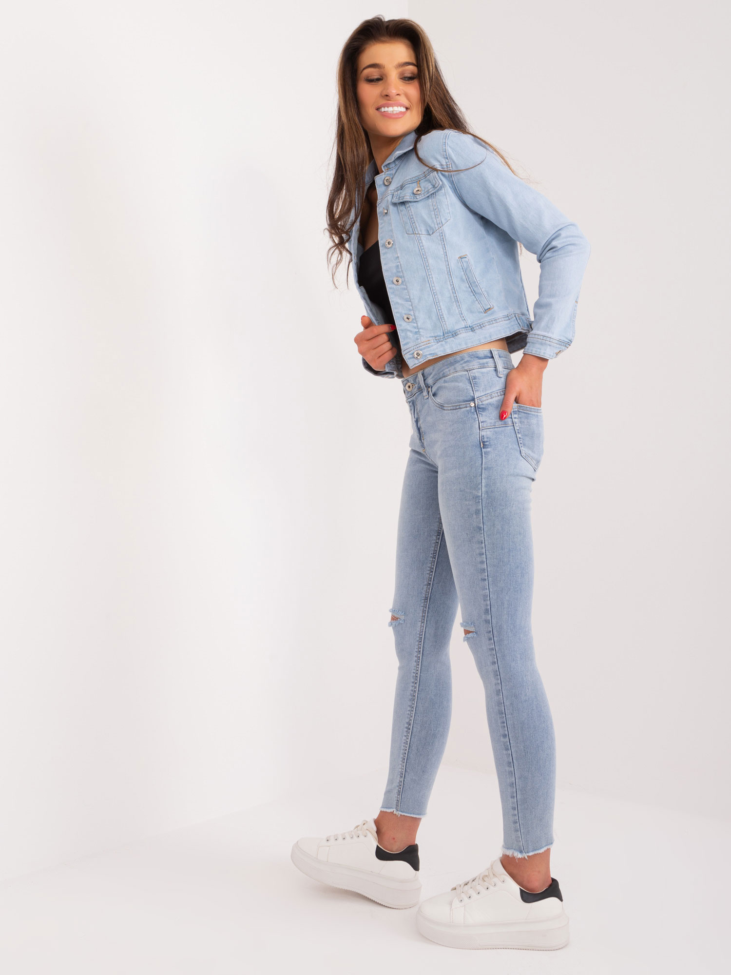 Hurtownia Niebieskie dopasowane jeansy damskie