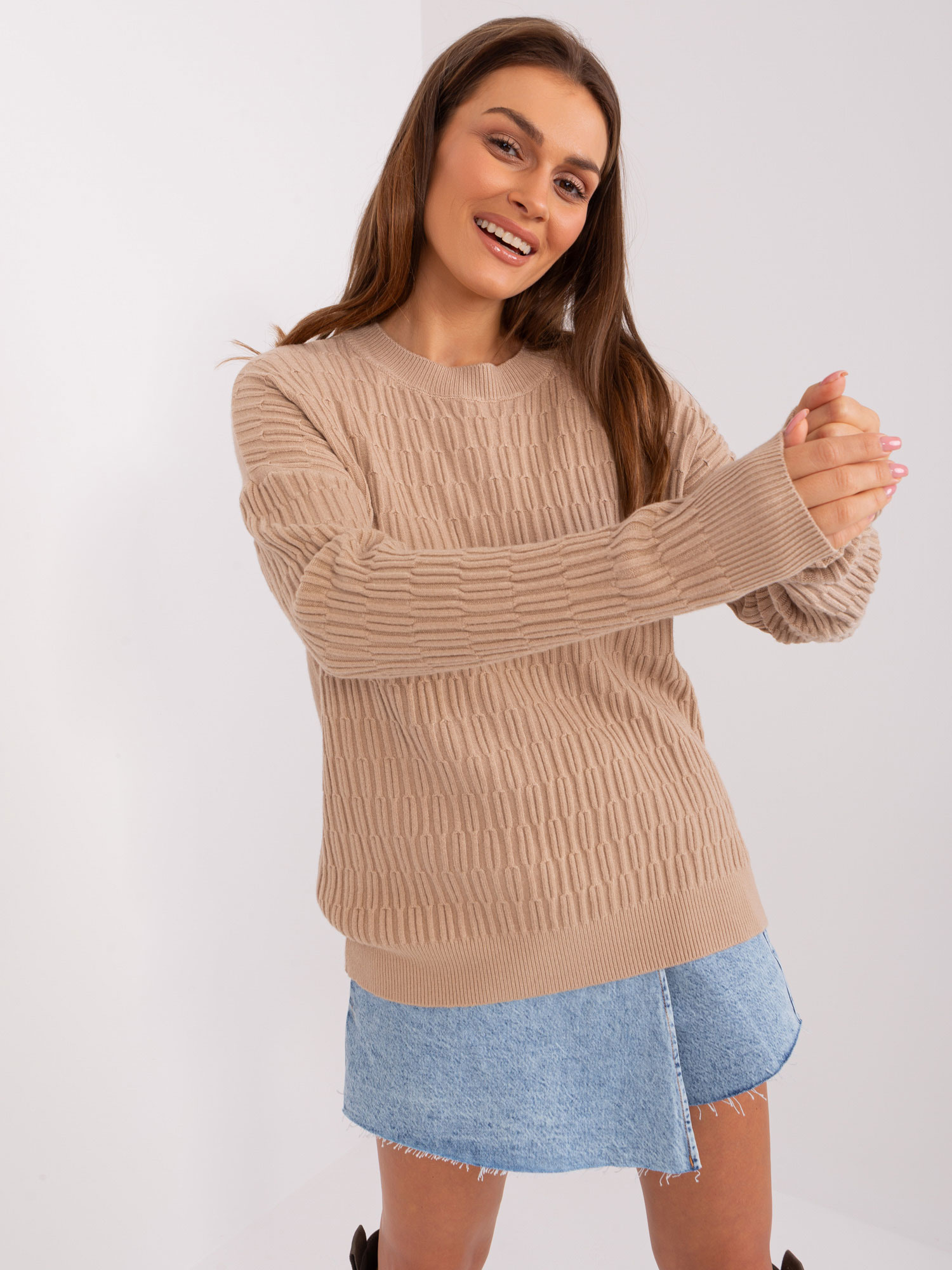 Beżowy sweter klasyczny z okrągłym dekoltem
