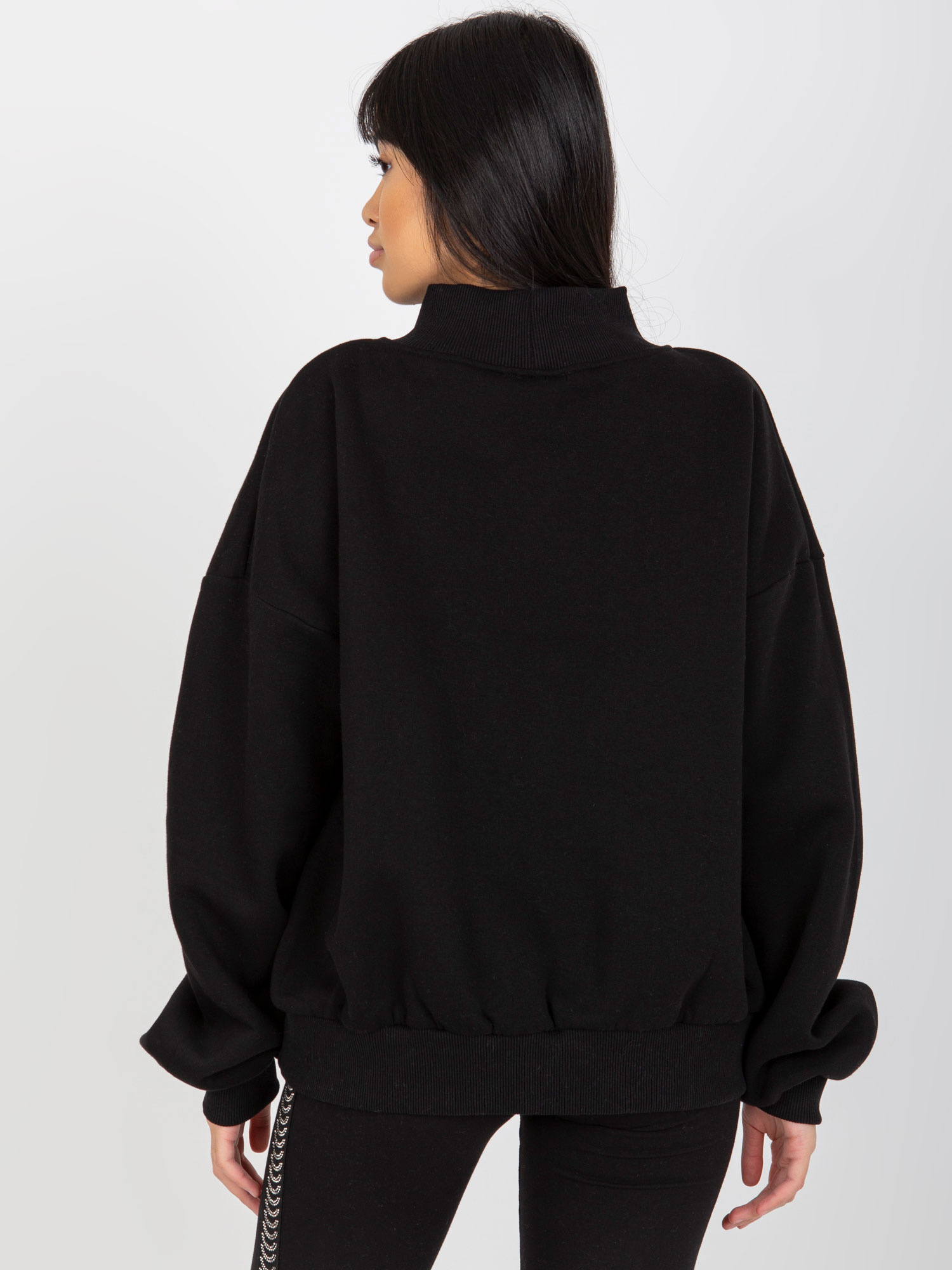 Hurtownia Czarna dresowa bluza z napisami i golfem  