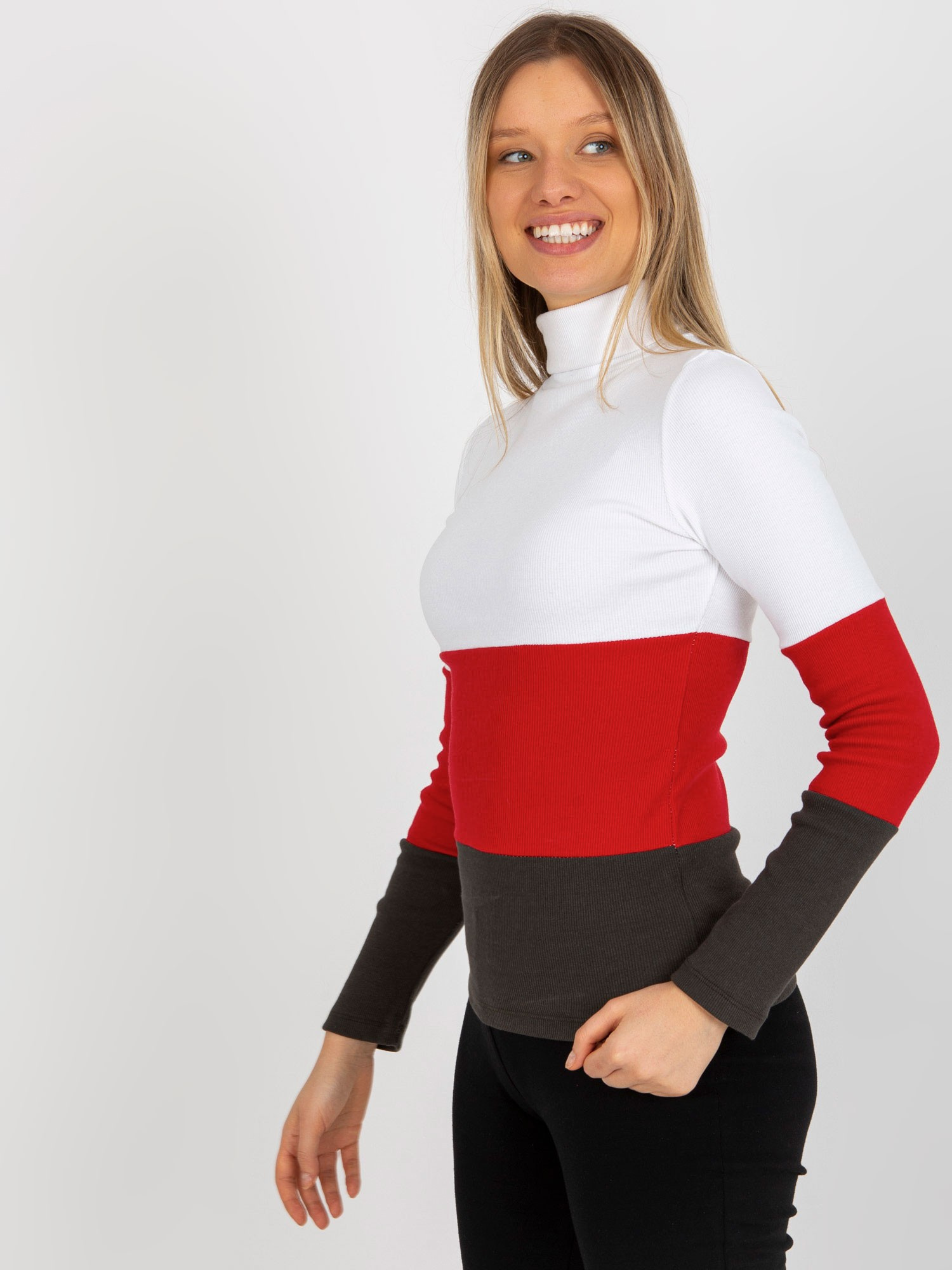 Ecru-khaki dopasowana bluzka basic z golfem w prążek