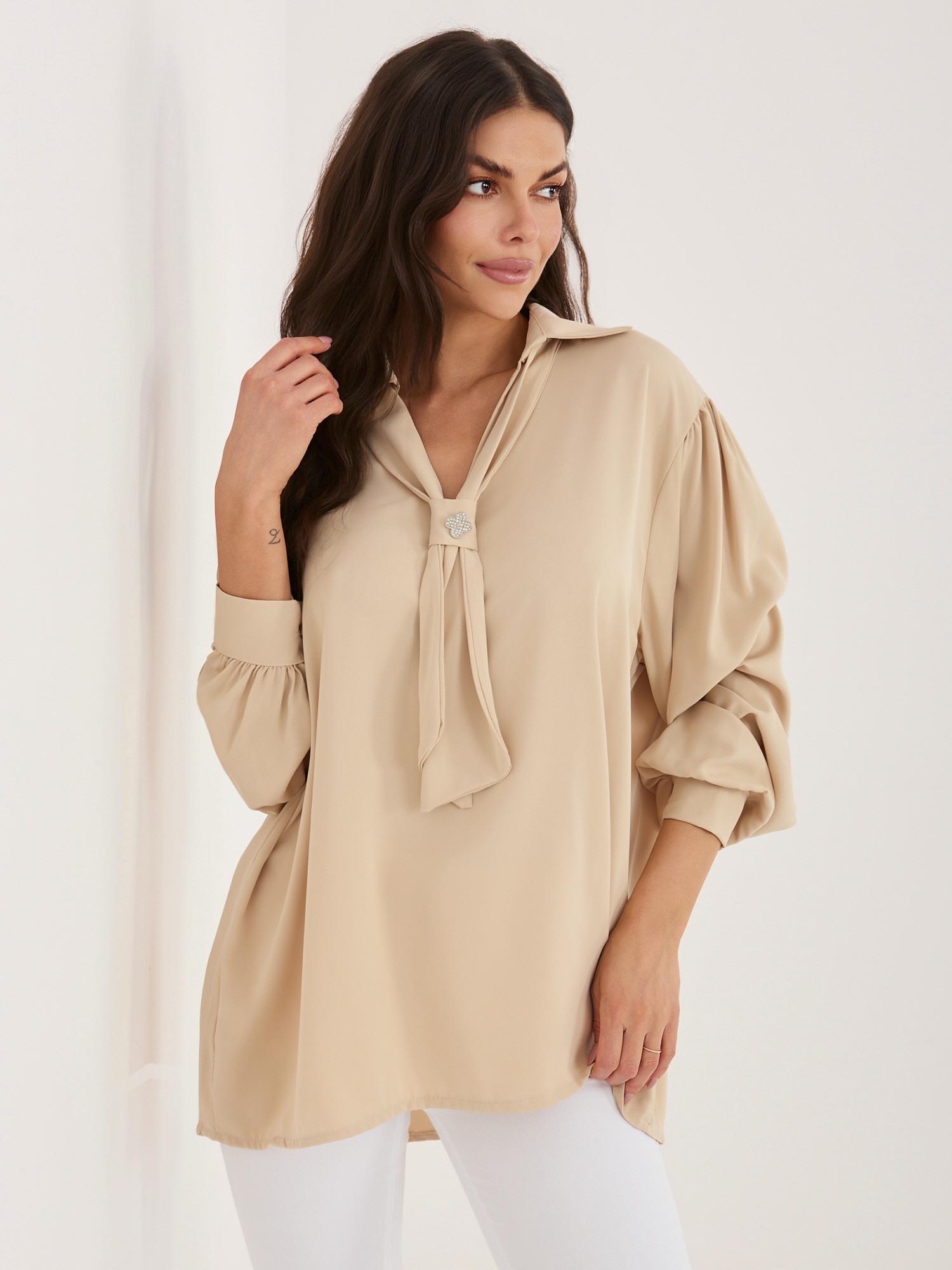 Beżowa wizytowa bluzka z broszką