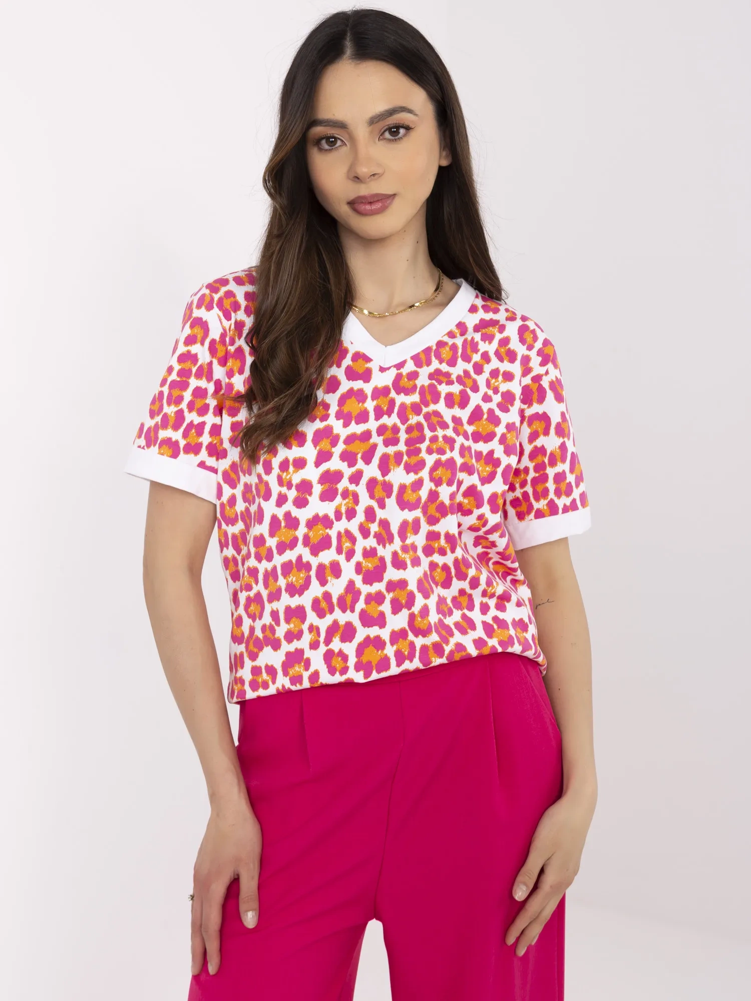 Fuchsia-weiße Bluse mit Tiermotiv.