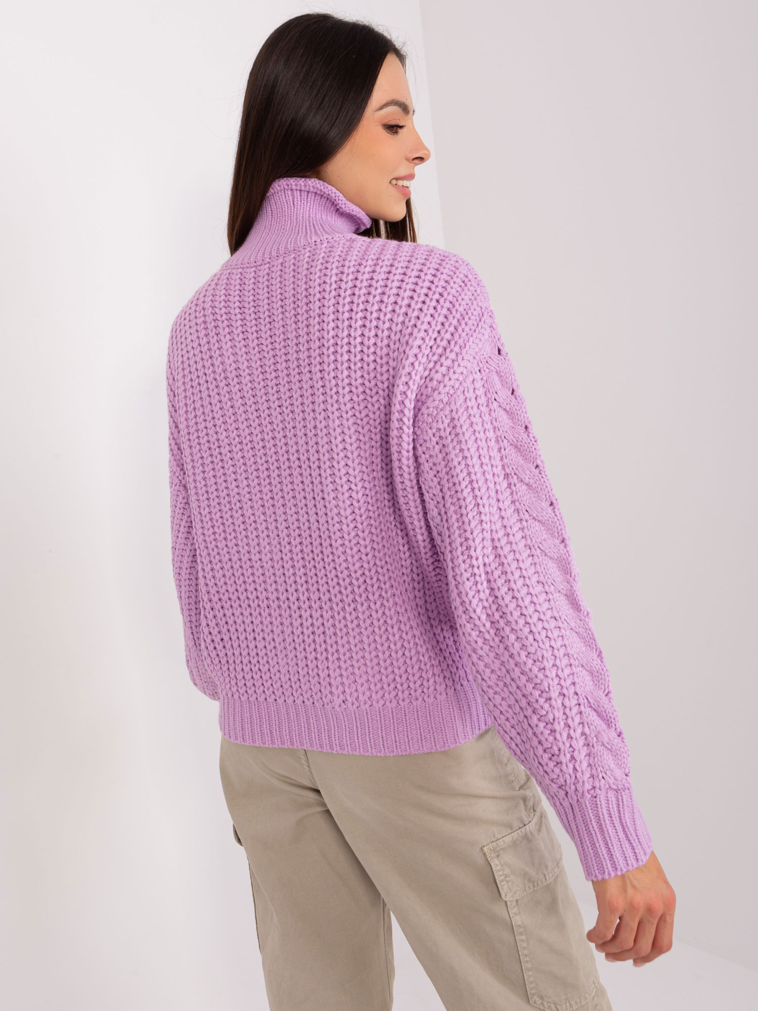 Jasnofioletowy sweter oversize z bufiastym rękawem