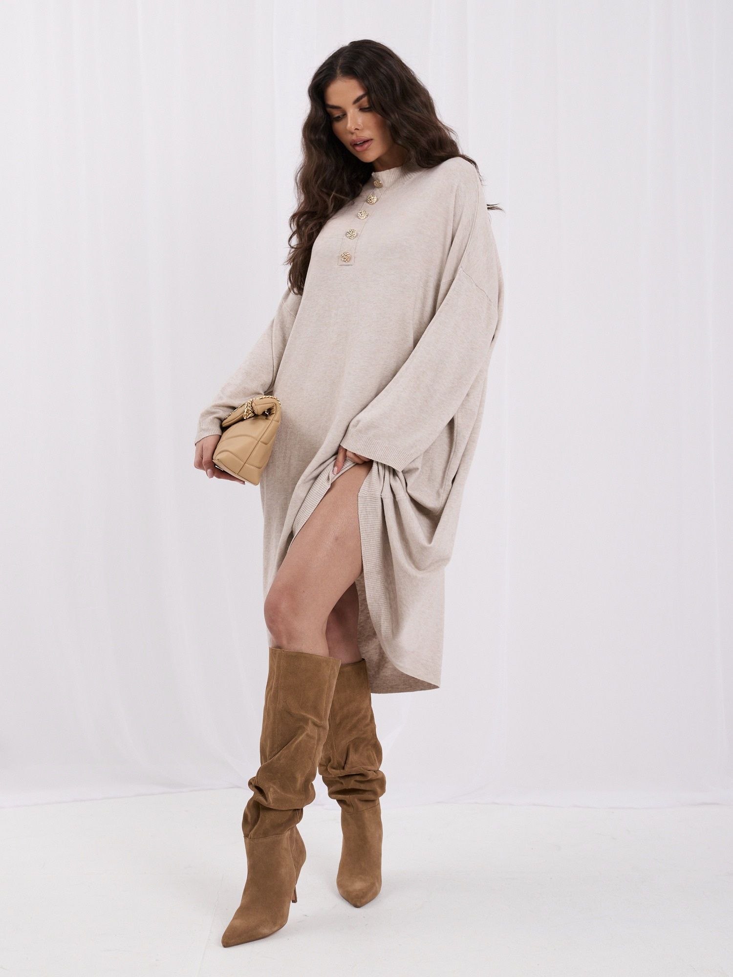 Bežinė megztinė midi suknelė oversized kirpimo.