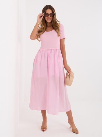 Jasnoróżowa rozkloszowana sukienka z podszewką 