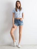 Blaue Jeansshorts mit Perlen.
