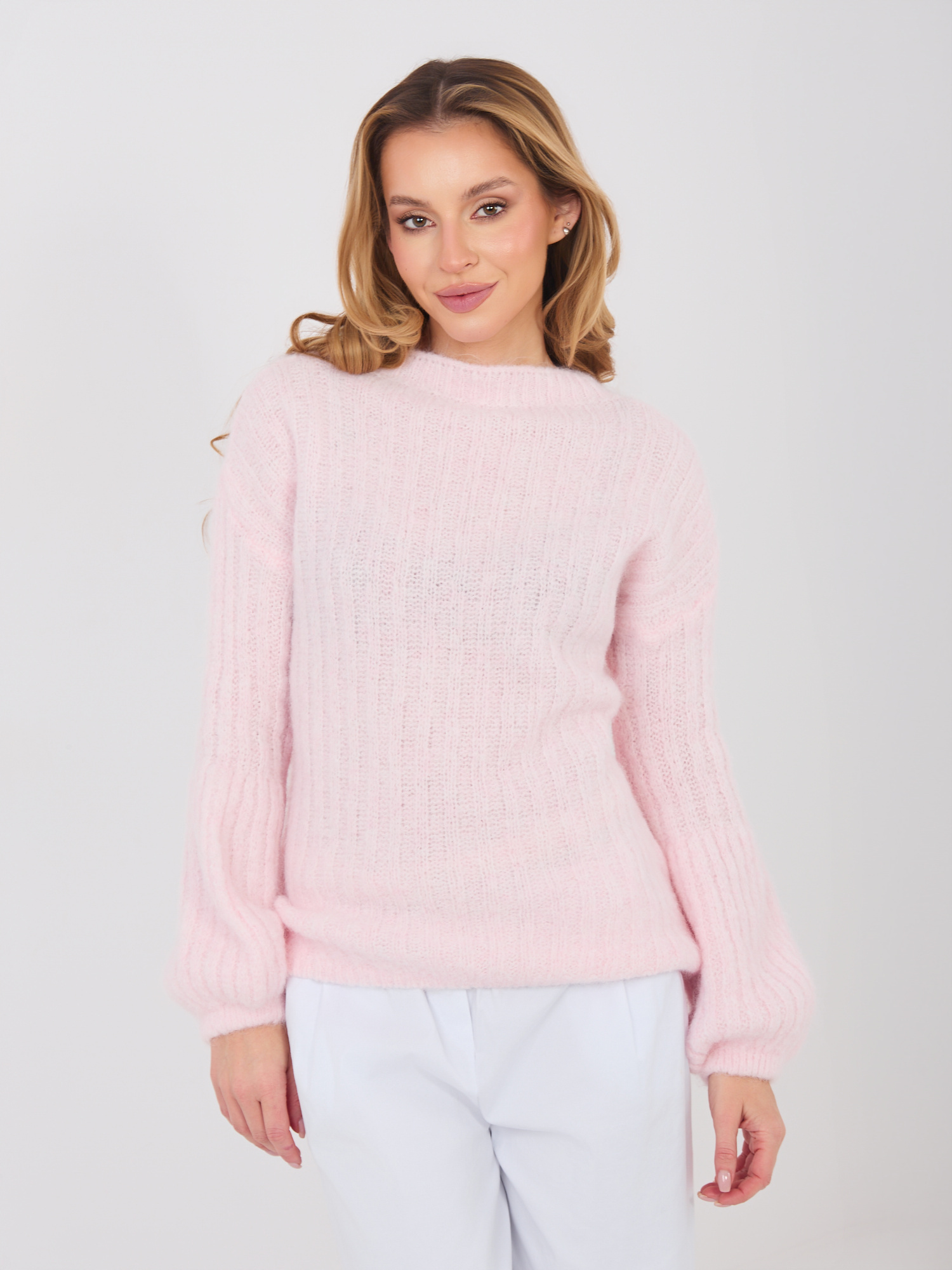 Pastelowy różowy sweter z bufiastymi rękawami 