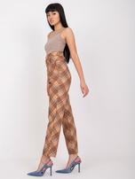 Beige-blau karierten Stoffhosen mit Gürtel.